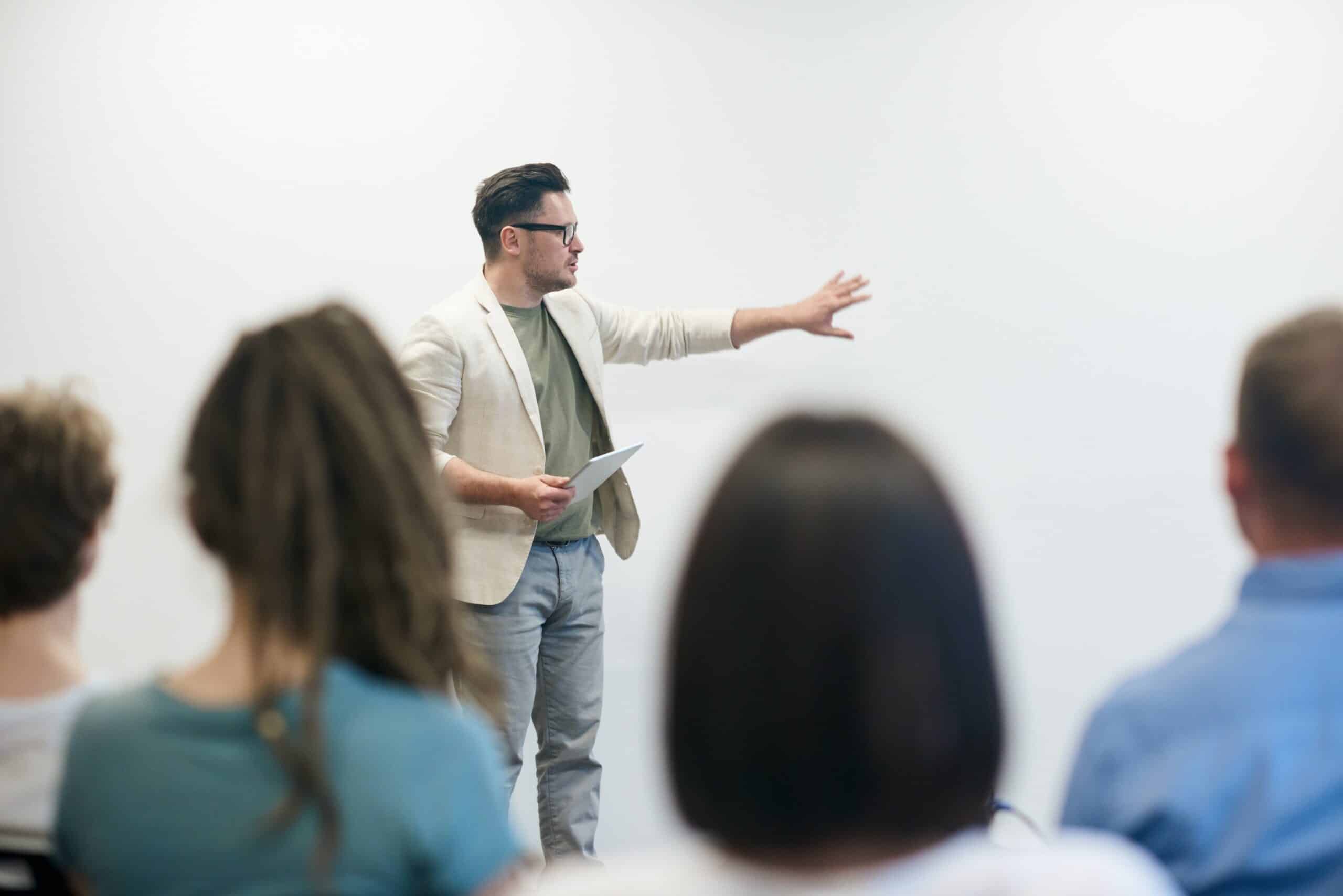 HOW TO IMPROVE YOUR PUBLIC SPEAKING SKILLS 